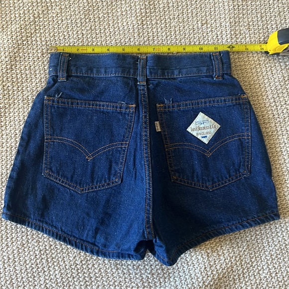 VINTAGE LEVI BACK PATCH SHORTS - Picture 2 of 5
